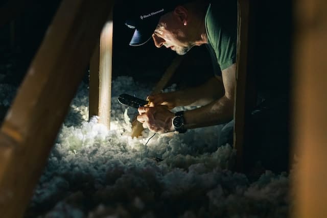 Isolation de toiture par l’intérieur : installation, prix et aides